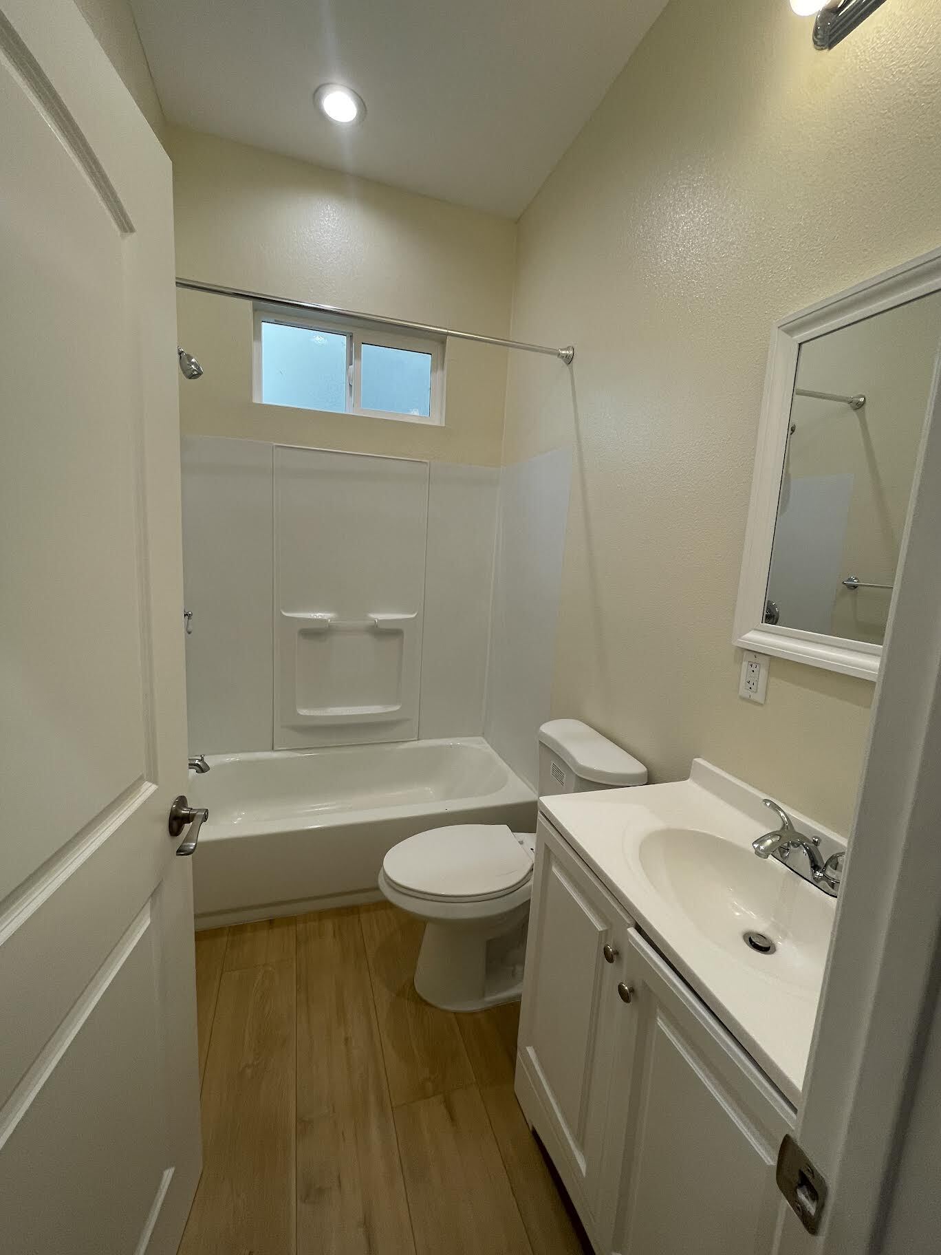 Full Bathroom - 371 Douglas St