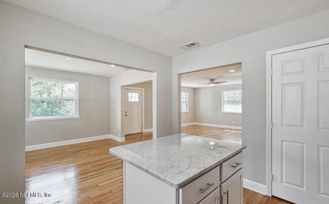 Building Photo - 2819 Oak St