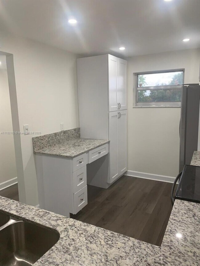 Building Photo - 8735 Ramblewood Dr