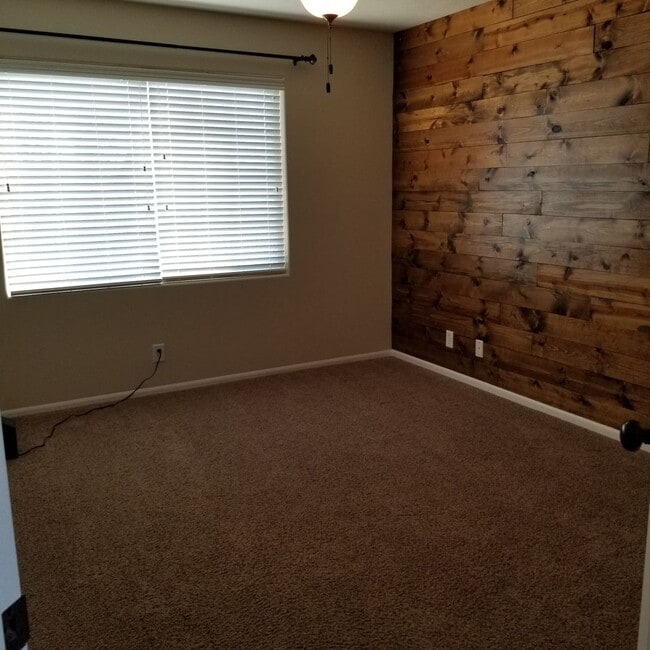 Building Photo - 4 Bedroom Millard Home!