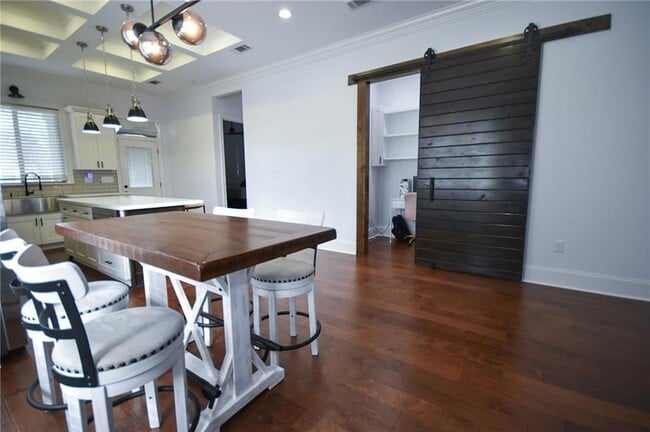 Building Photo - 3004 Plaza Dr
