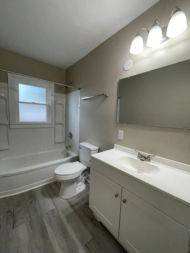 Building Photo - Newly Renovated Just For You!