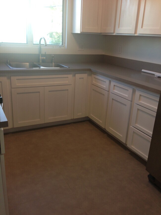 Building Photo - 128 S Hayworth Ave