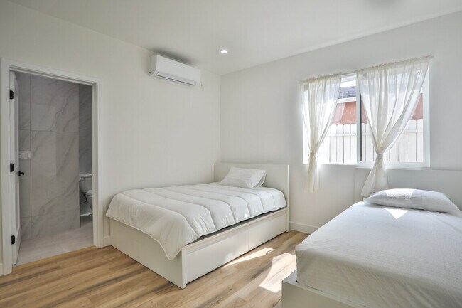 Building Photo - OPEN HOUSE SUN 05/10/26 9 AM - 11 AM  Beautiful, Fully Furnished 2BR w/ washer / dryer appliances