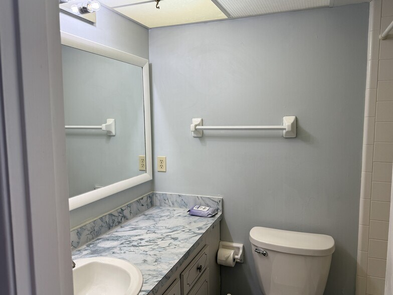 Main Bath - 22333 Edgewater Dr