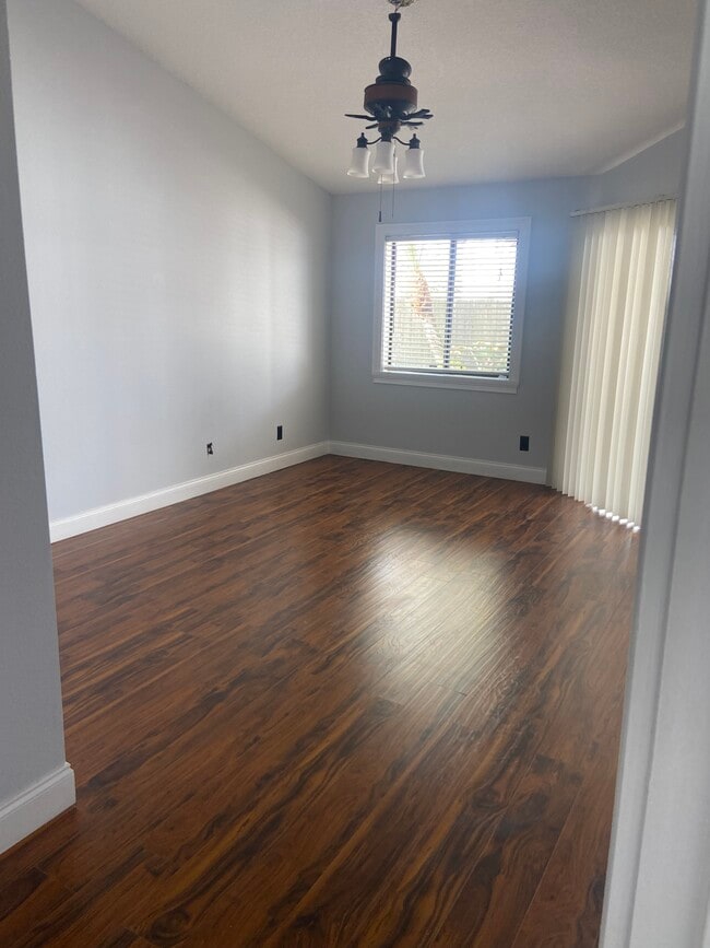 Building Photo - 1826 Shadyhill Ter