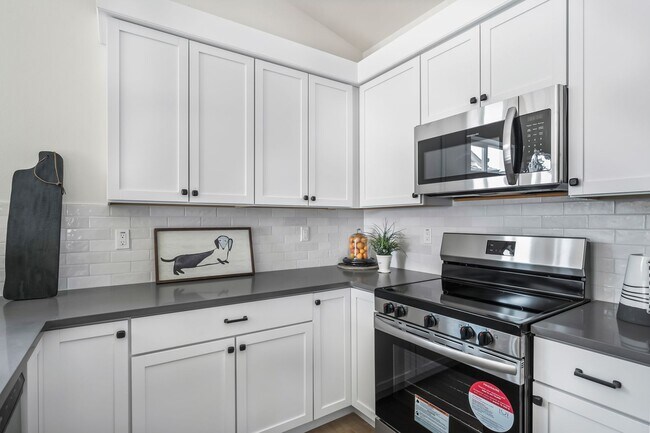 Building Photo - New 2 Bed/1 Bath Duplex Apartment with Two...