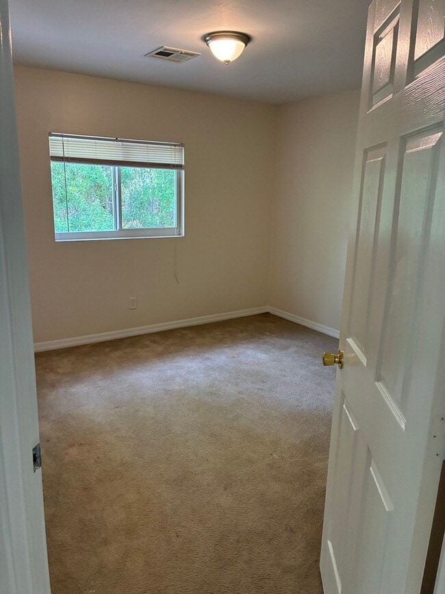 Building Photo - Beautiful 3/2 duplex