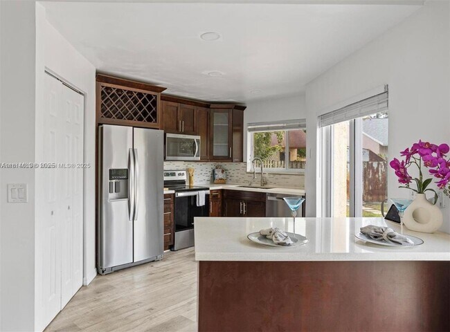 Building Photo - 11041 SW 11th Ct