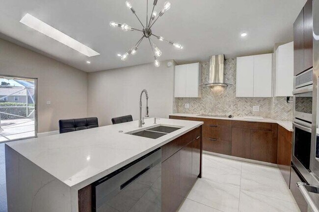 Building Photo - 8561 Tourmaline Blvd