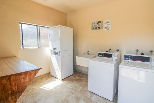 Building Photo - Updated, 2 bedroom, 1 bath apartment tucke...