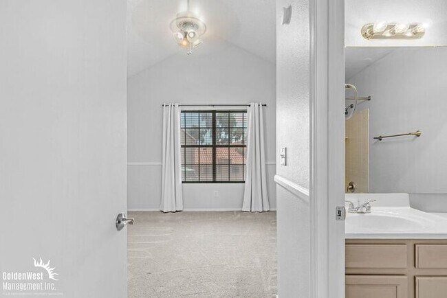 Building Photo - Bright 2Bdm 2.5Ba Townhome at Villa de Paz!