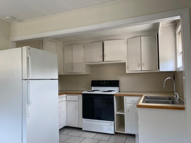 Building Photo - 320 Main St