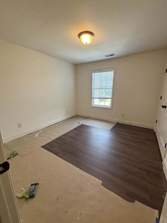 Building Photo - 4 bedroom in gated community w/fenced yard!