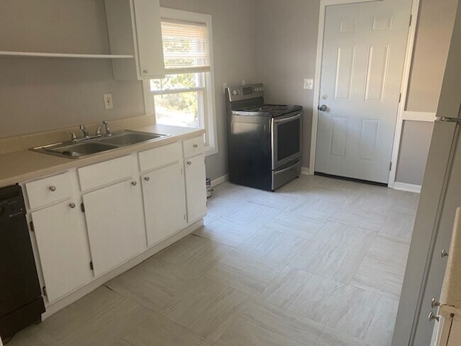 Building Photo - Duplex close to KU Med and close to entertainment and shopping