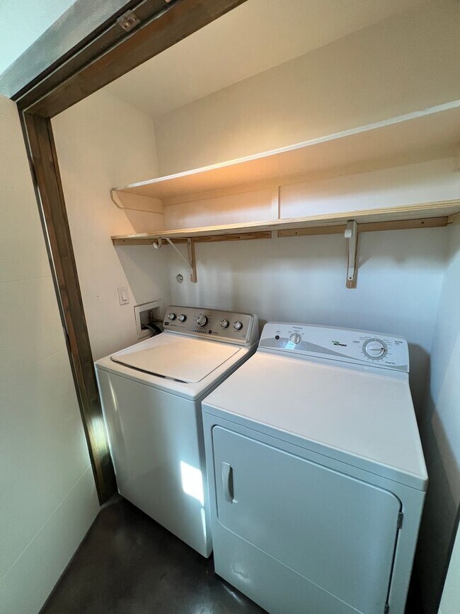 Building Photo - Gorgeous Condo minutes from The Pearl