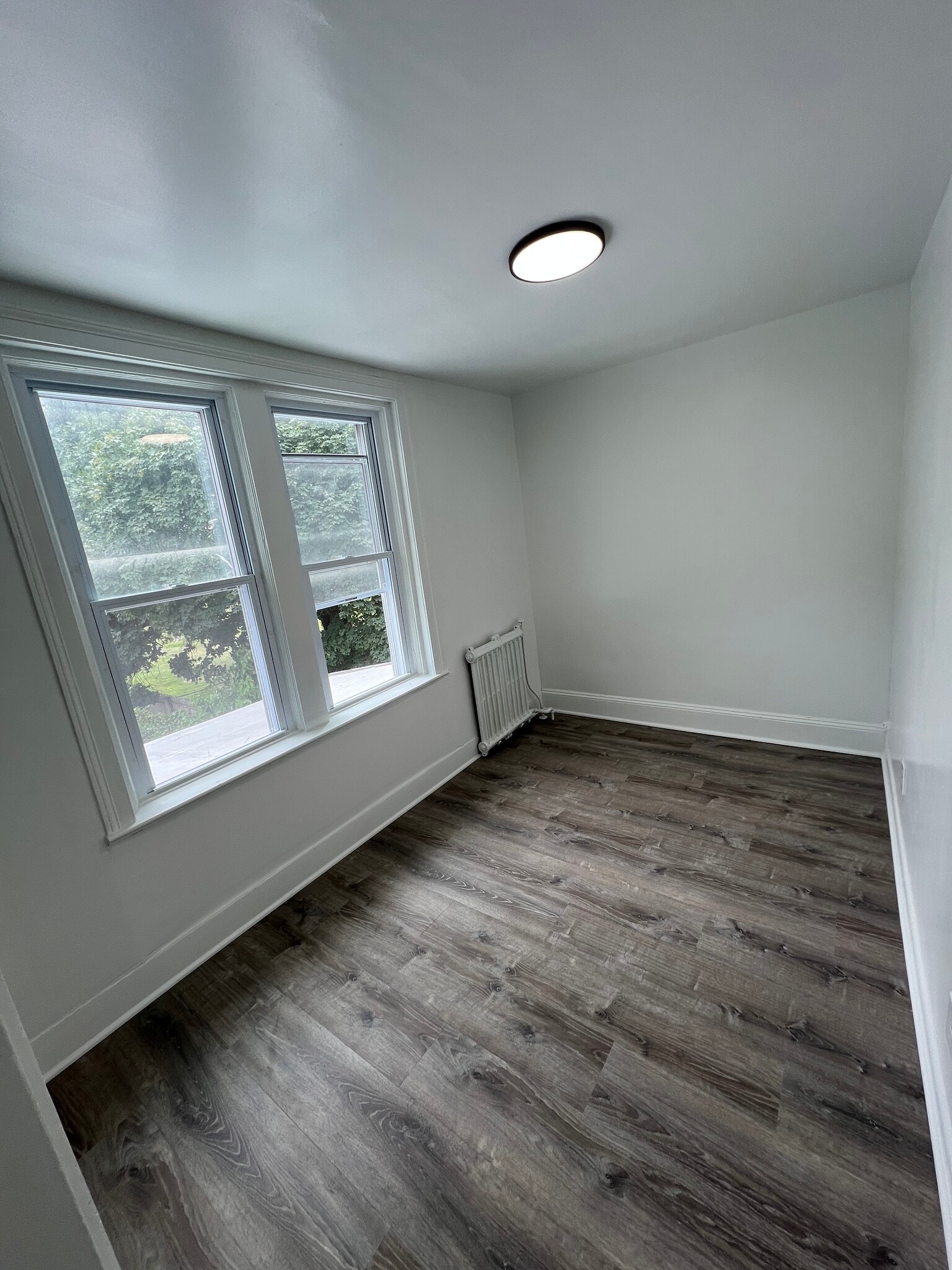 Building Photo - 305 E 20th St