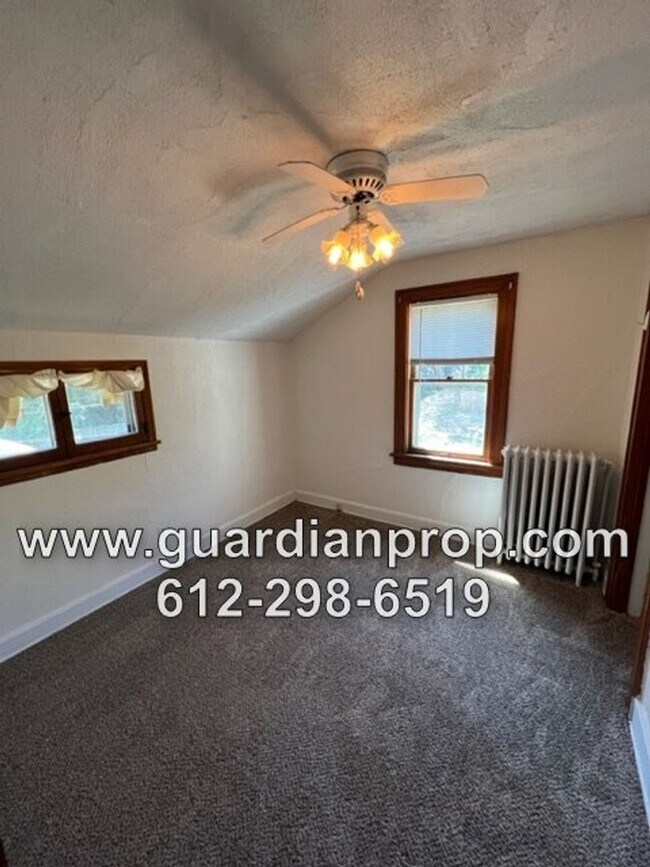 Building Photo - Merriam Park House Available Now, HW Floor...