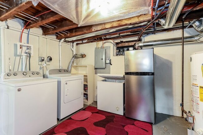 Building Photo - 551 Summit St