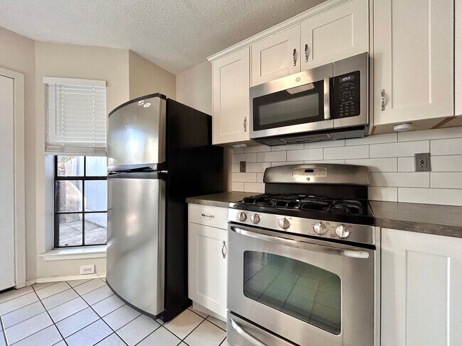 Building Photo - Stylish 2 Bedroom, 1.5 Bath Home with High Ceilings