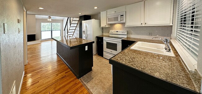 Granite counters and lots of counter and cabinet space - 6724 Eastridge Dr