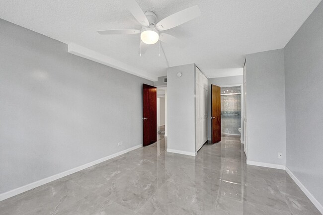 Building Photo - 3750 Inverrary Dr