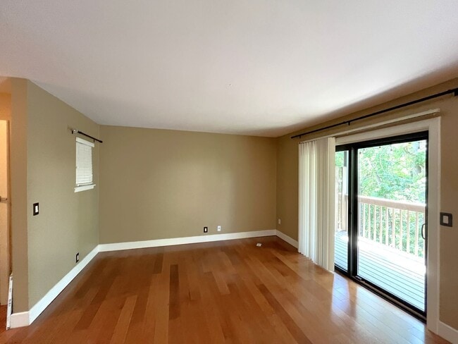 Building Photo - Great 1 bedroom, 1 bathroom condo in the heart of Green Hills!