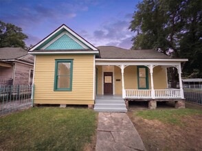 Building Photo - 2119 Hardy St