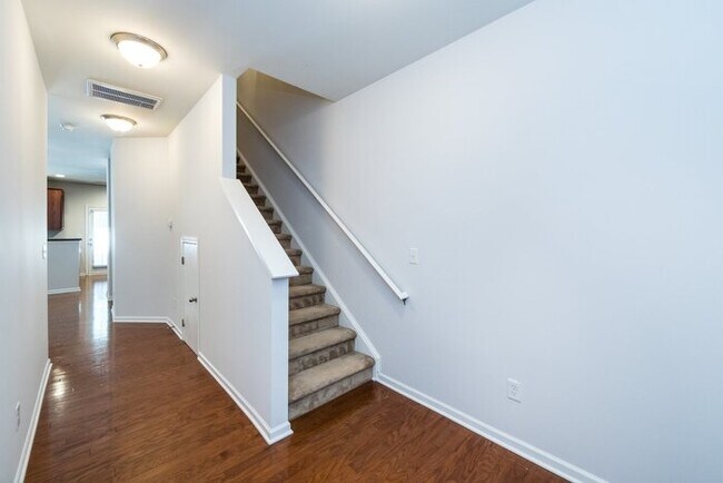 Building Photo - Beautiful 3BD/2.5BA Townhome in the Lions Gate Community!