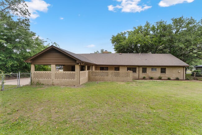 Building Photo - 2451 Belcher Dr