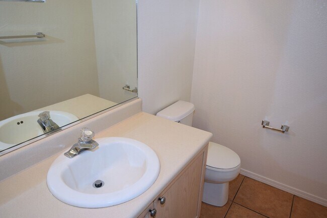 Building Photo - Great location! Nice 3Br, 2.5Ba Near Alame...