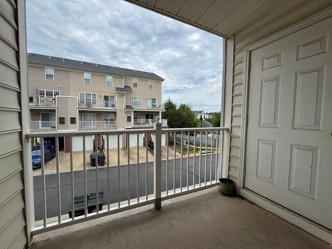 Building Photo - Fantastic 2 Bed 2.5 Bath Interior Townhome...