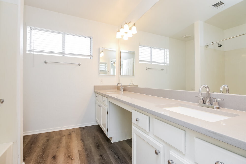 Building Photo - 1042 N Blackbird Dr