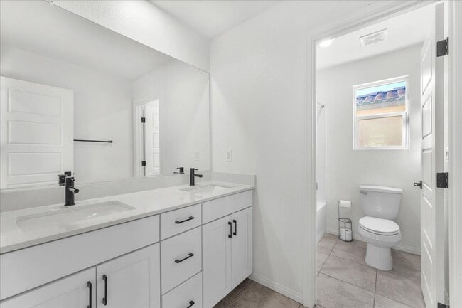 Building Photo - Gorgeous Five Bedroom in the SW! Solar panels!