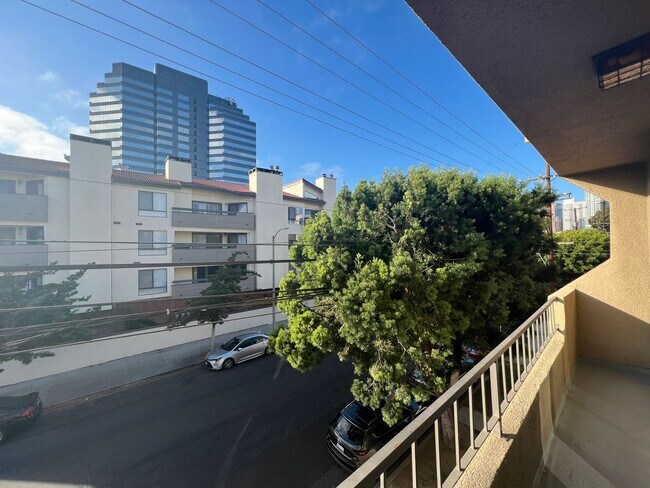 Building Photo - Spacious 2 Bed 2 Bath Apartment w/ In Unit Washer Dryer & Central A/C