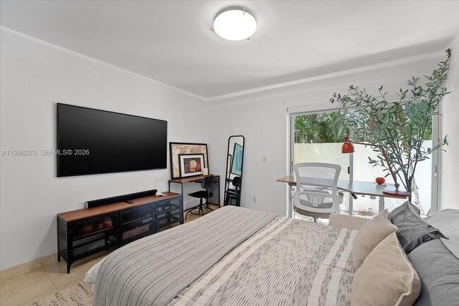 Building Photo - 2721 SW 22nd Ave