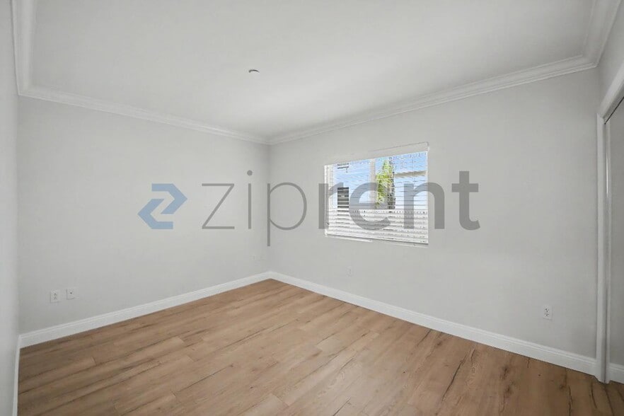Building Photo - Unit 204