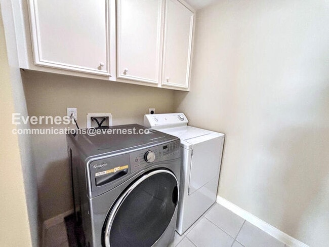 Building Photo - 2244 La Branch St