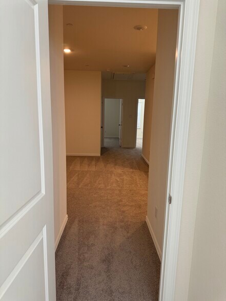 Building Photo - 2821 Jacaranda Dr