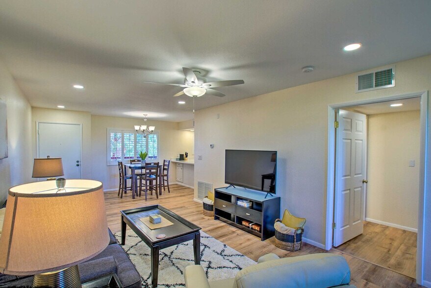 Building Photo - 4303 E Cactus Rd