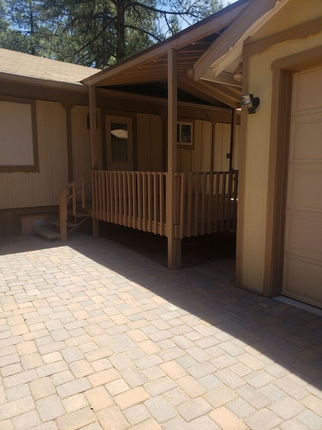 Building Photo - Adorable 2 bed / 1.5 bath with 1 car garage