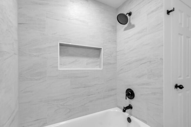 Building Photo - 211 Della Ln