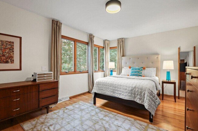 Building Photo - Mid-Century Home