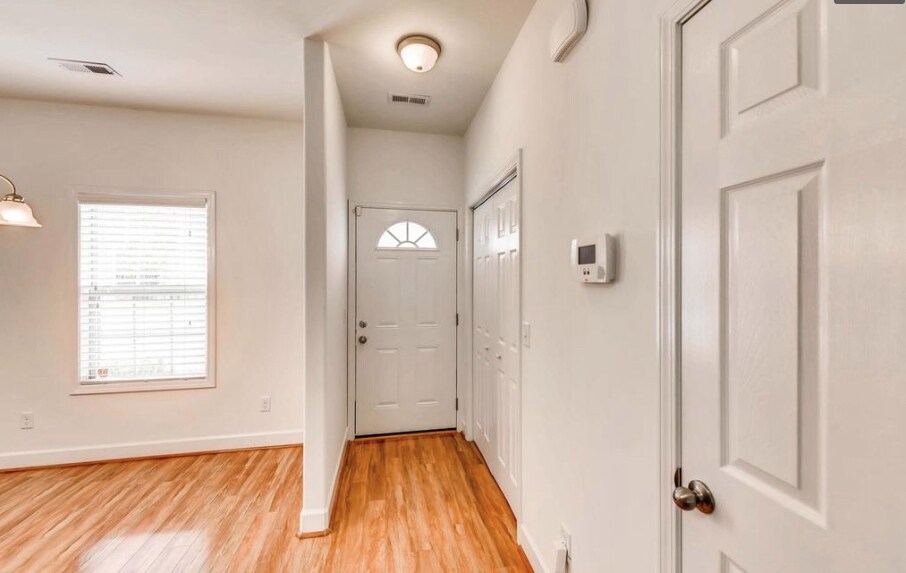 Building Photo - 2027 Pinecrest Dr