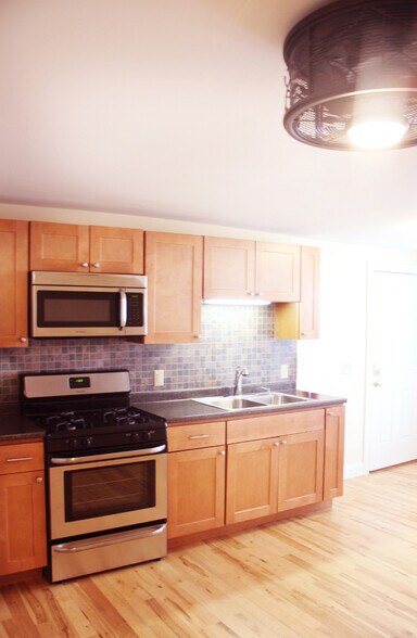 Building Photo - 155 Maple St