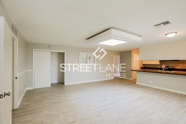 Building Photo - Spacious 4 bedroom home with a POOL in Pho...