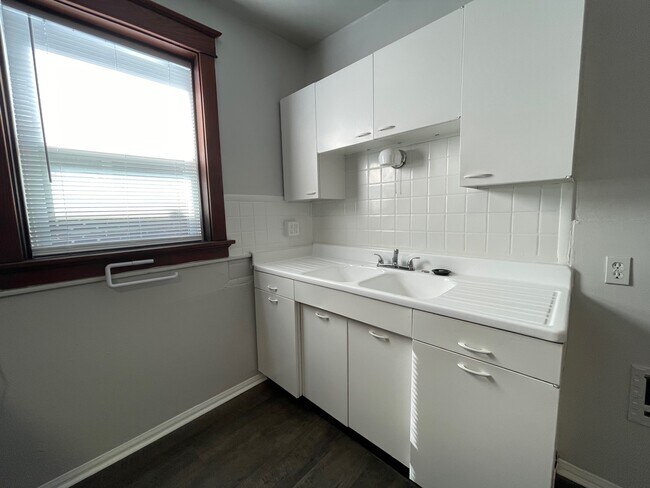 Building Photo - 4226 Dewey Ave