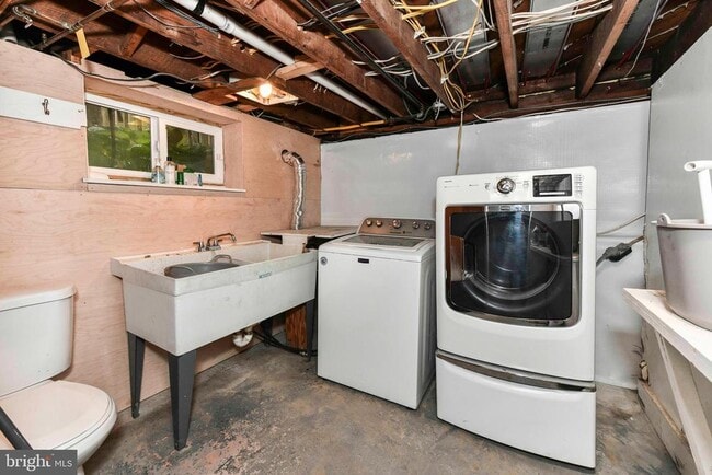 Building Photo - 209 W Myrtle St