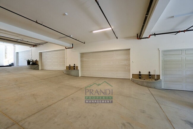 Building Photo - 10 E Crescent Dr