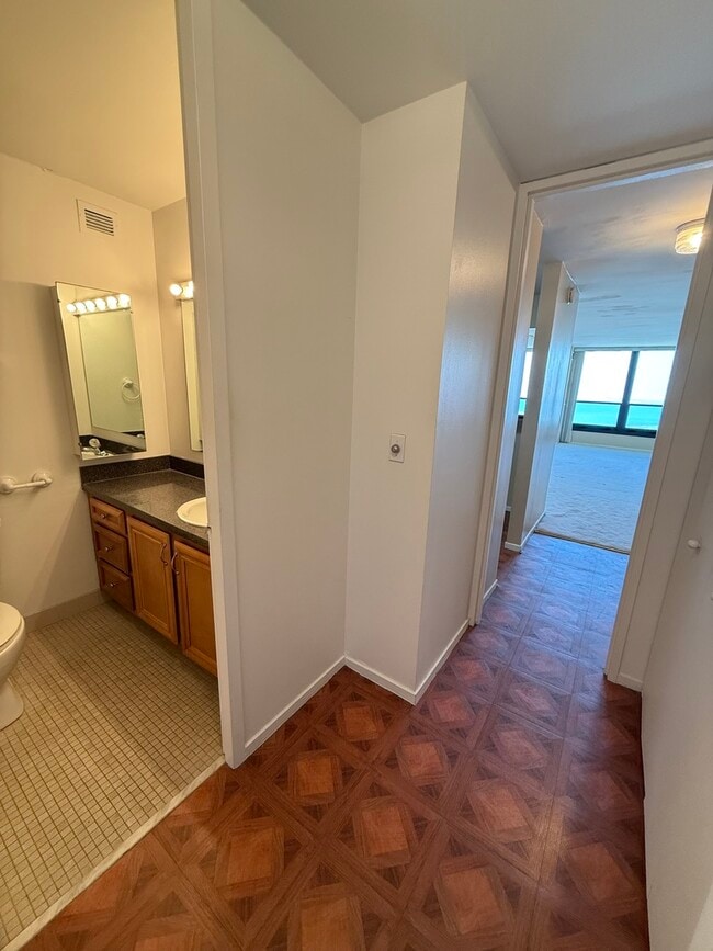 Building Photo - 1030 N State St